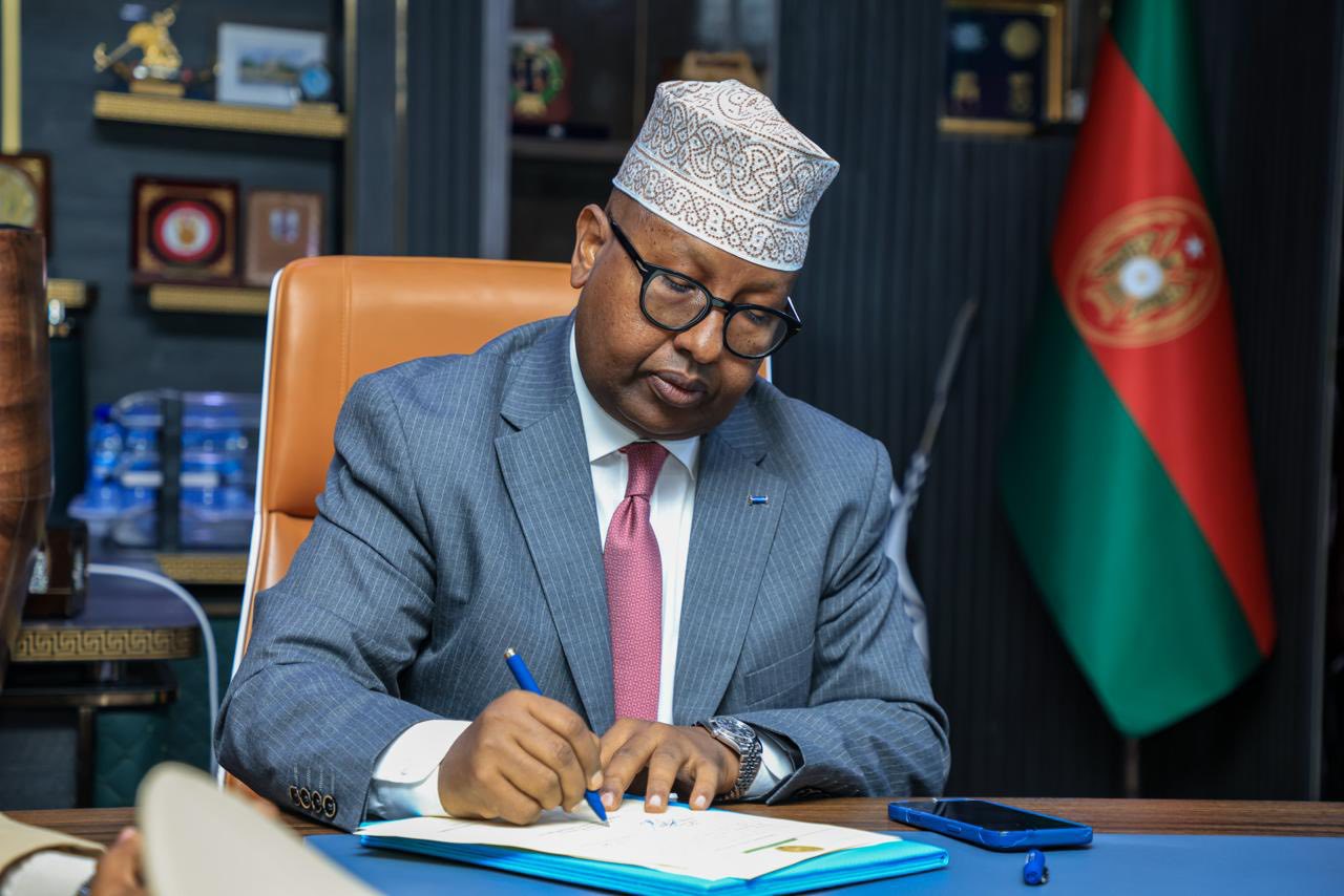 الصومال – وزير الدفاع يشيد بدور القوات الأفريقية في مكافحة الإرهاب ويؤكد جاهزية الجيش لتولي الملف الأمني