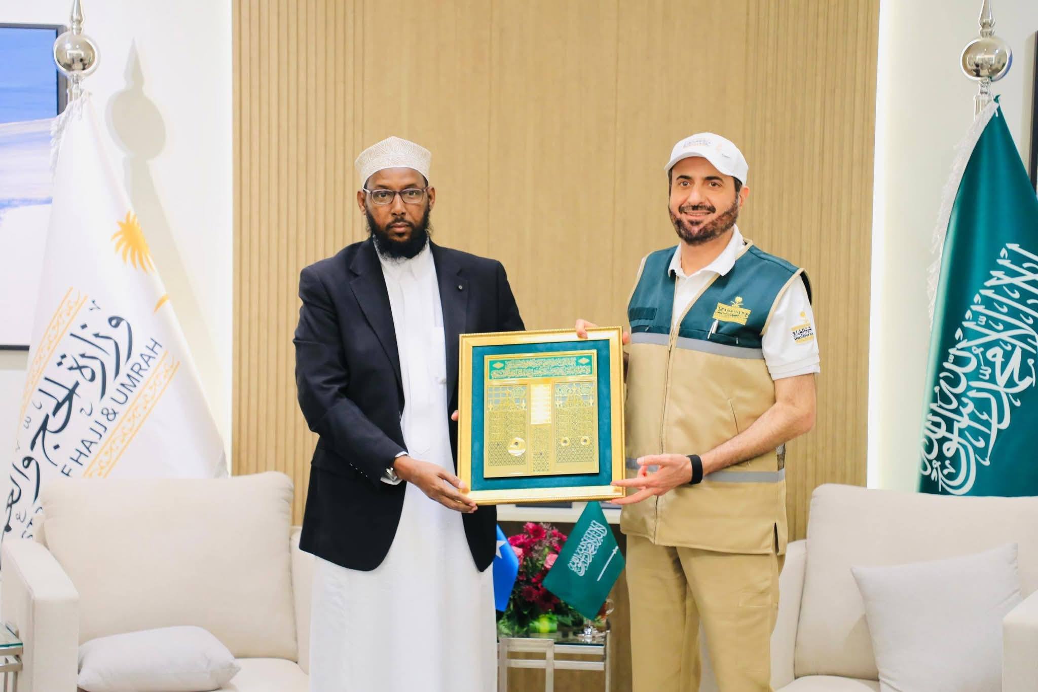الصومال – وزير الأوقاف يبحث مع وزير الحج السعودي الاستعدادات لنقل الحجاج إلى منى الصومال – وزير الأوقاف يبحث مع وزير الحج السعودي الاستعدادات لنقل الحجاج إلى منى