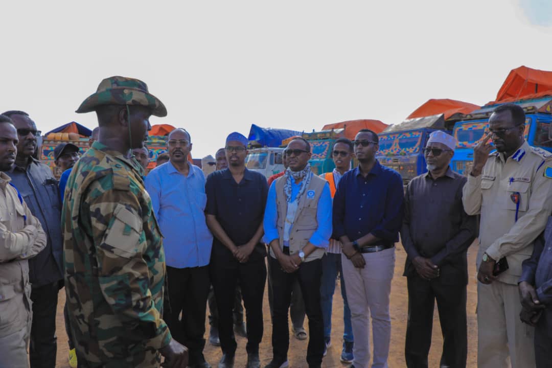 SoDMA Director visits Jawiil district, delivers aid to displaced people