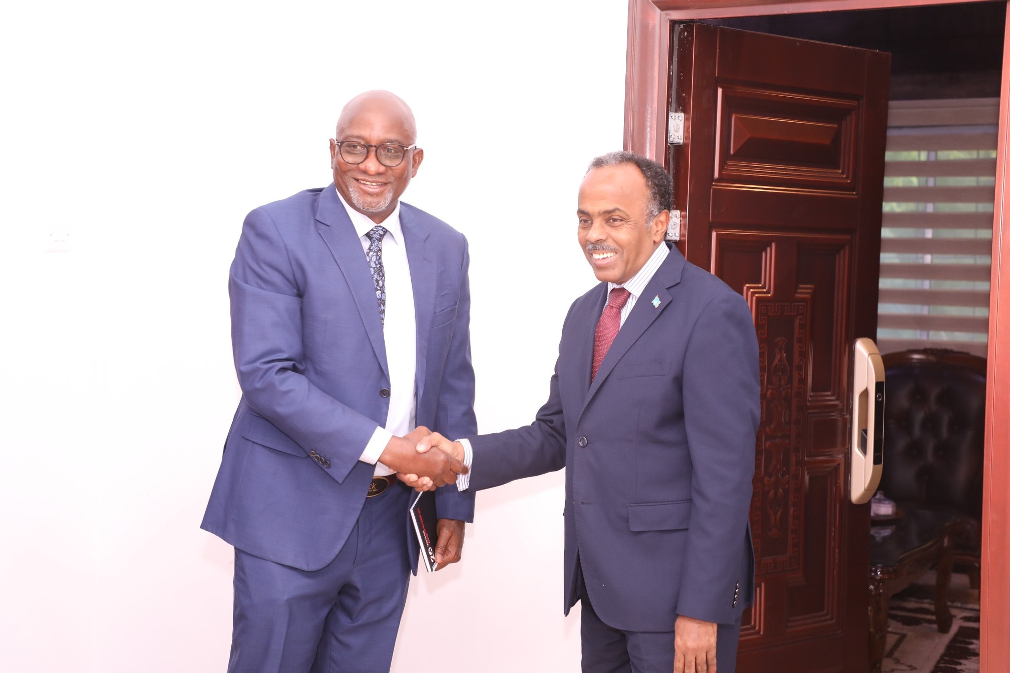 Somali State Minister for Overseas Affairs Meets Interim AU SRCC to Strengthen Cooperation on Stabilization Efforts – Somali Nationwide Information Company Somali State Minister for Overseas Affairs Meets Interim AU SRCC to Strengthen Cooperation on Stabilization Efforts – Somali Nationwide Information Company