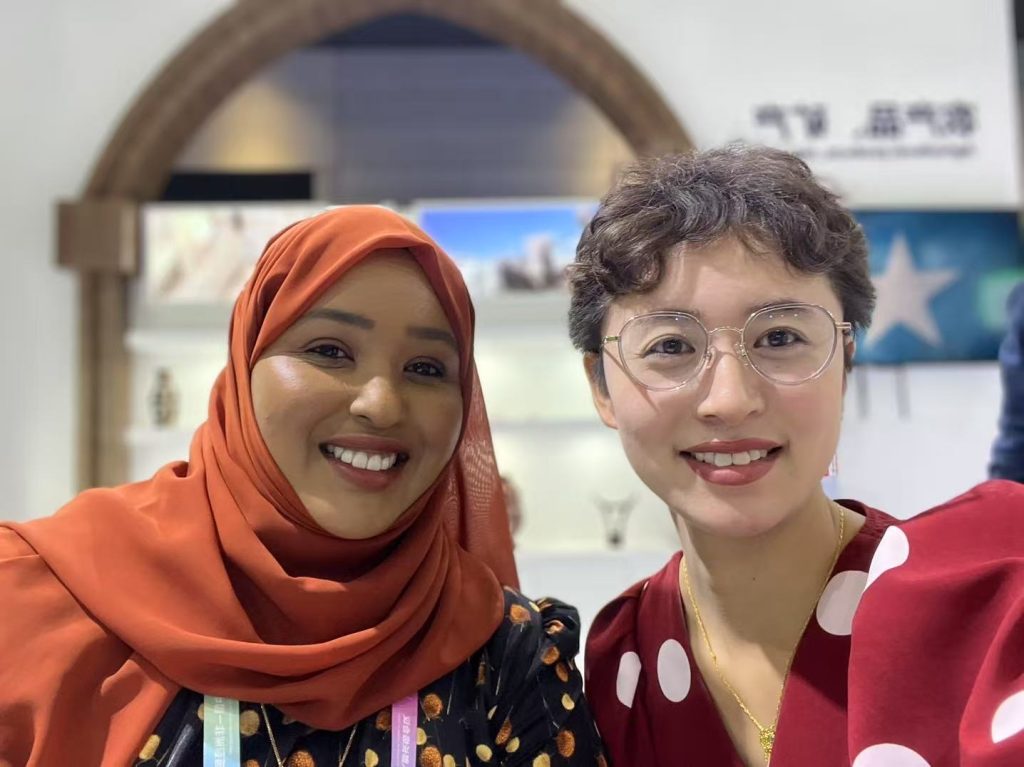 Ms. Pan Qinghua, takes a commemorative photo with Her Excellency Dr. Hodan Osman Abdi during the China-Africa Economic and Trade Expo.