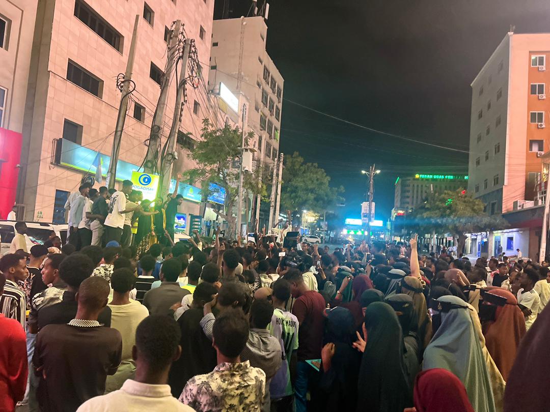 Mogadishu Youth Rally at Taleex Junction to Champion Capital’s Cleanliness and Beautification Marketing campaign – Somali Nationwide Information Company