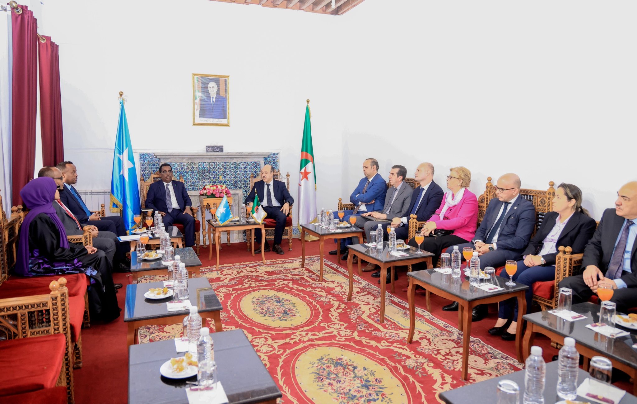 Wasiirka Arrimaha Gudaha oo booqday Dugsiga Qaranka ee Maamulka Algeria si uu uga wada hadlo horumarinta qaybta dadweynaha