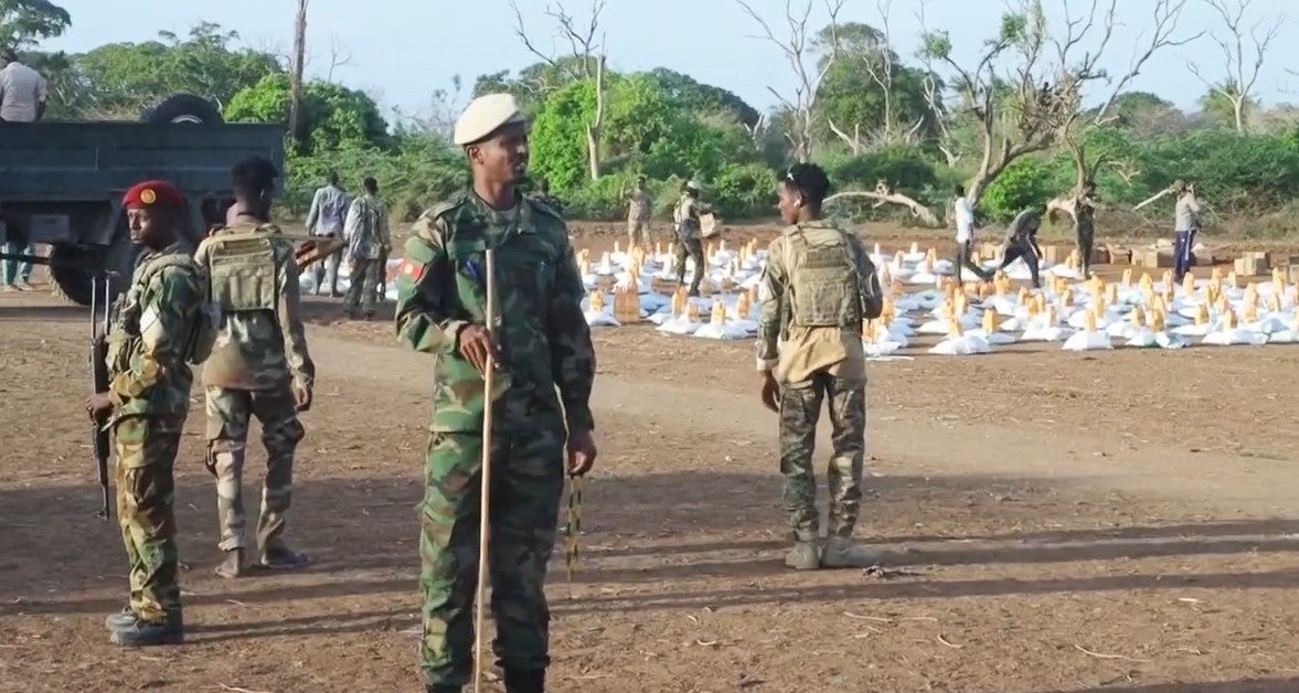 Ciidamada Qaranka Soomaaliyeed iyo Turkisom oo Fuliyay Hawlgal Bini'aadantinimo oo Wadajir ah si loo Xasiliyo Degmada Mubarak ee dhawaan la Xoreeyay