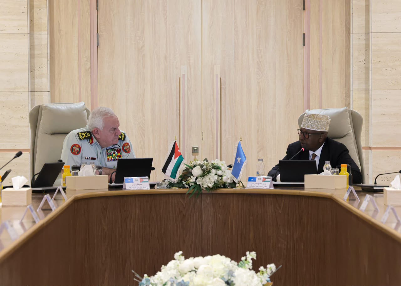 وزير الدفاع يبحث مع رئيس هيئة الأركان المشتركة الأردنية تعزيز التعاون العسكري<br>عمّان –