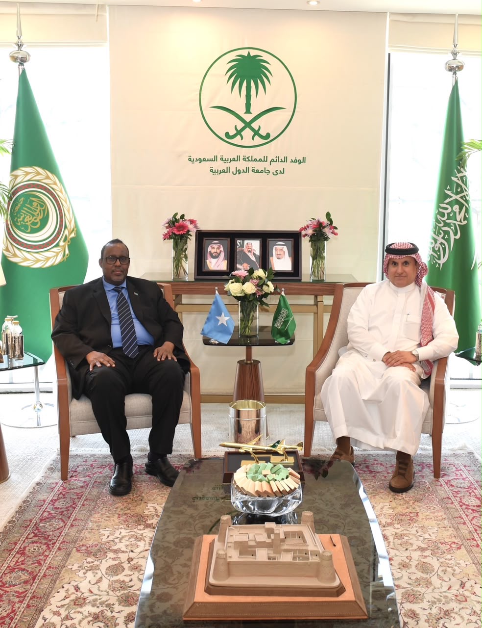 سفير الصومال لدى مصر يلتقي المندوب الدائم للسعودية لدى جامعة الدول العربية لبحث تعزيز التعاون المشترك