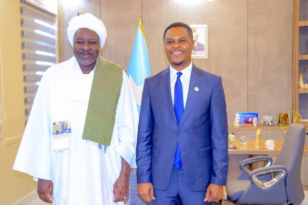 وزير الإعلام يستقبل سفير السودان لدى الصومال في مكتبه