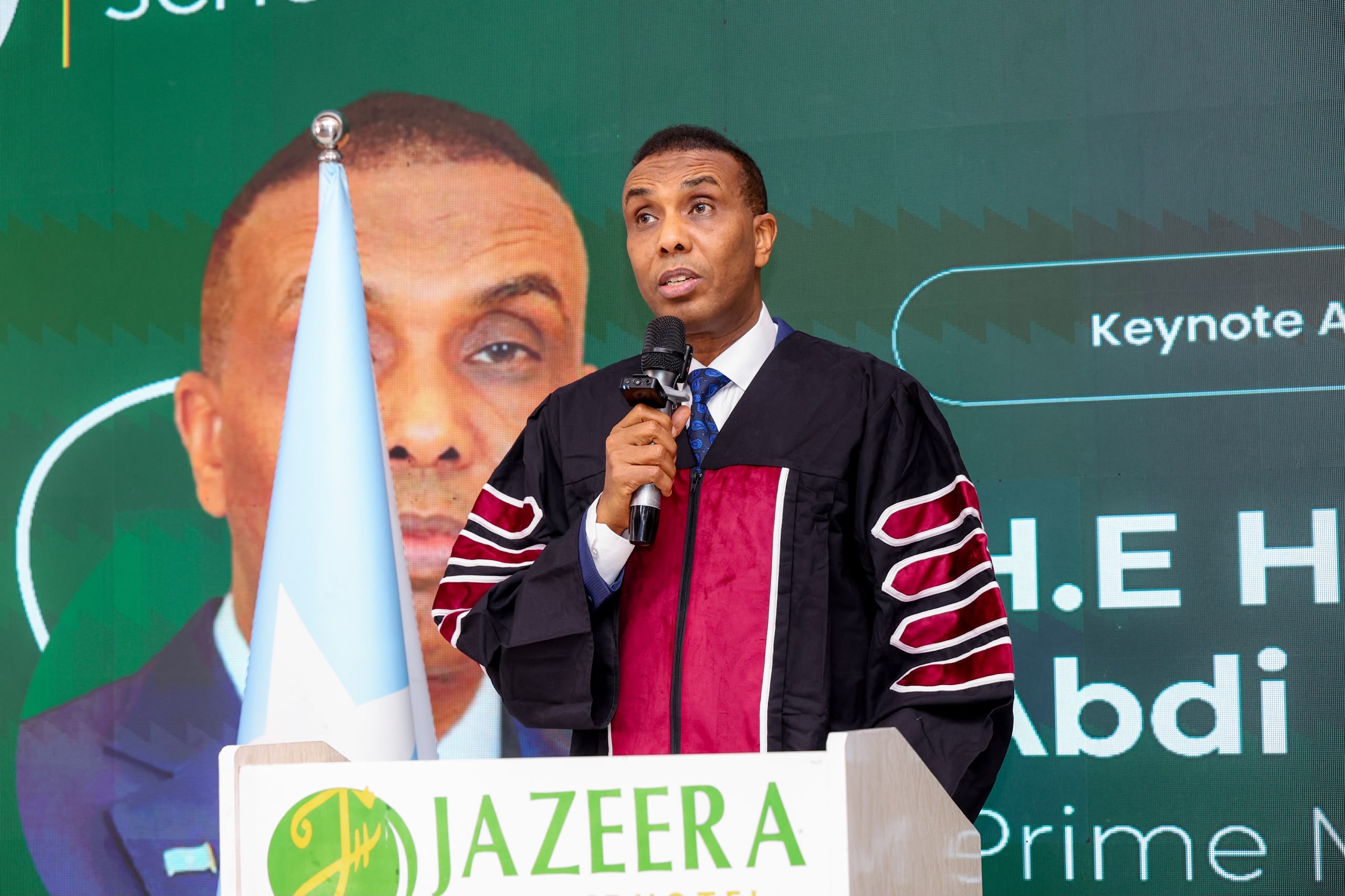 رئيس الوزراء يشارك في حفل تخريج طلاب جامعة سيمد ويدعو الخريجين الى توظيف معارفهم في خدمة الوطن والشعب