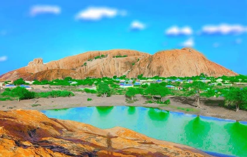 من هو محمد عبدي حسين أوكاري، المسؤول السابق الذي ظهر في صفوف الخوارج ببورهكبا؟