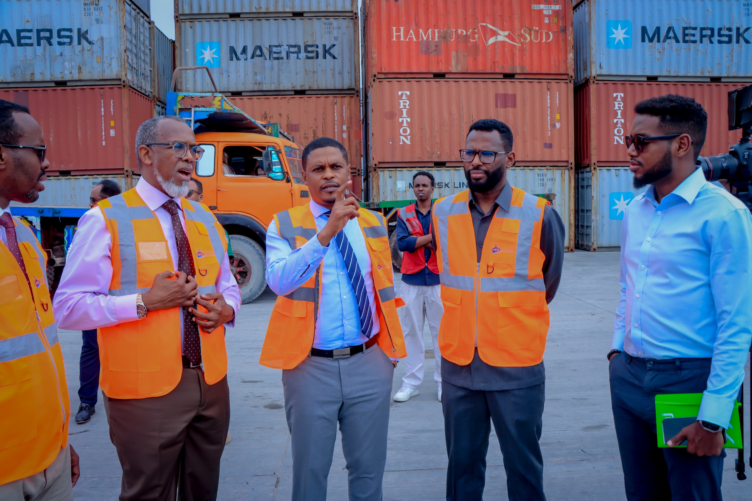 Information Minister Visits Mogadishu Port to Boost Interagency Cooperation