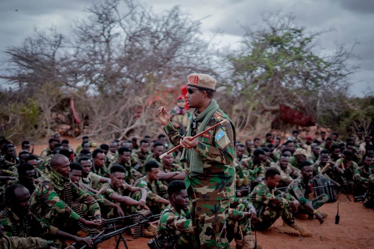 SNA’s Land Forces Commander Inspects Frontline Positions in Hiraan Region