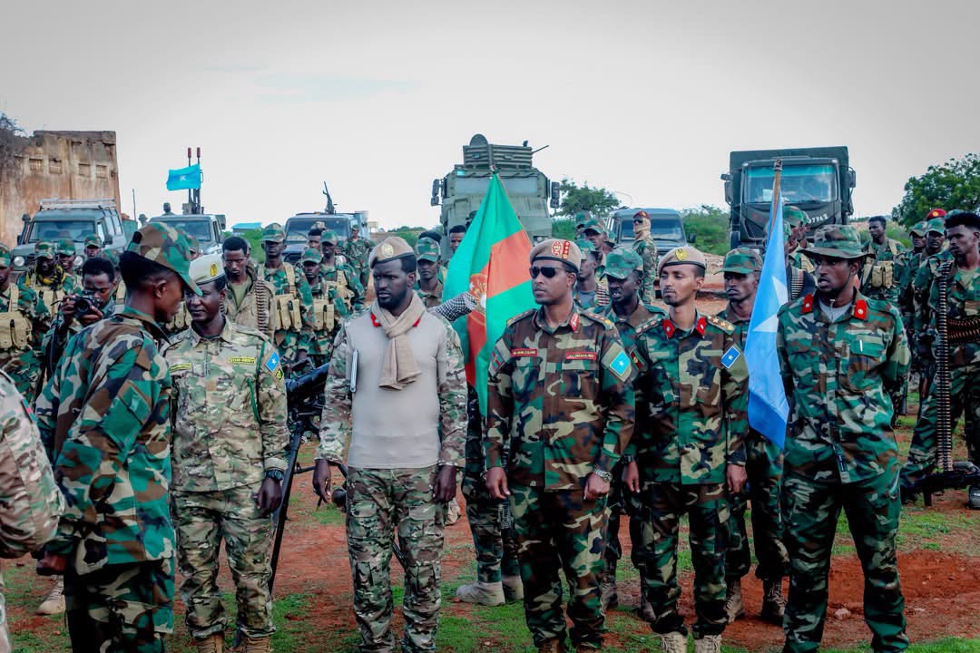 Ground Forces Commander Reviews Troop Readiness, Rewards Soldiers in Baidoa