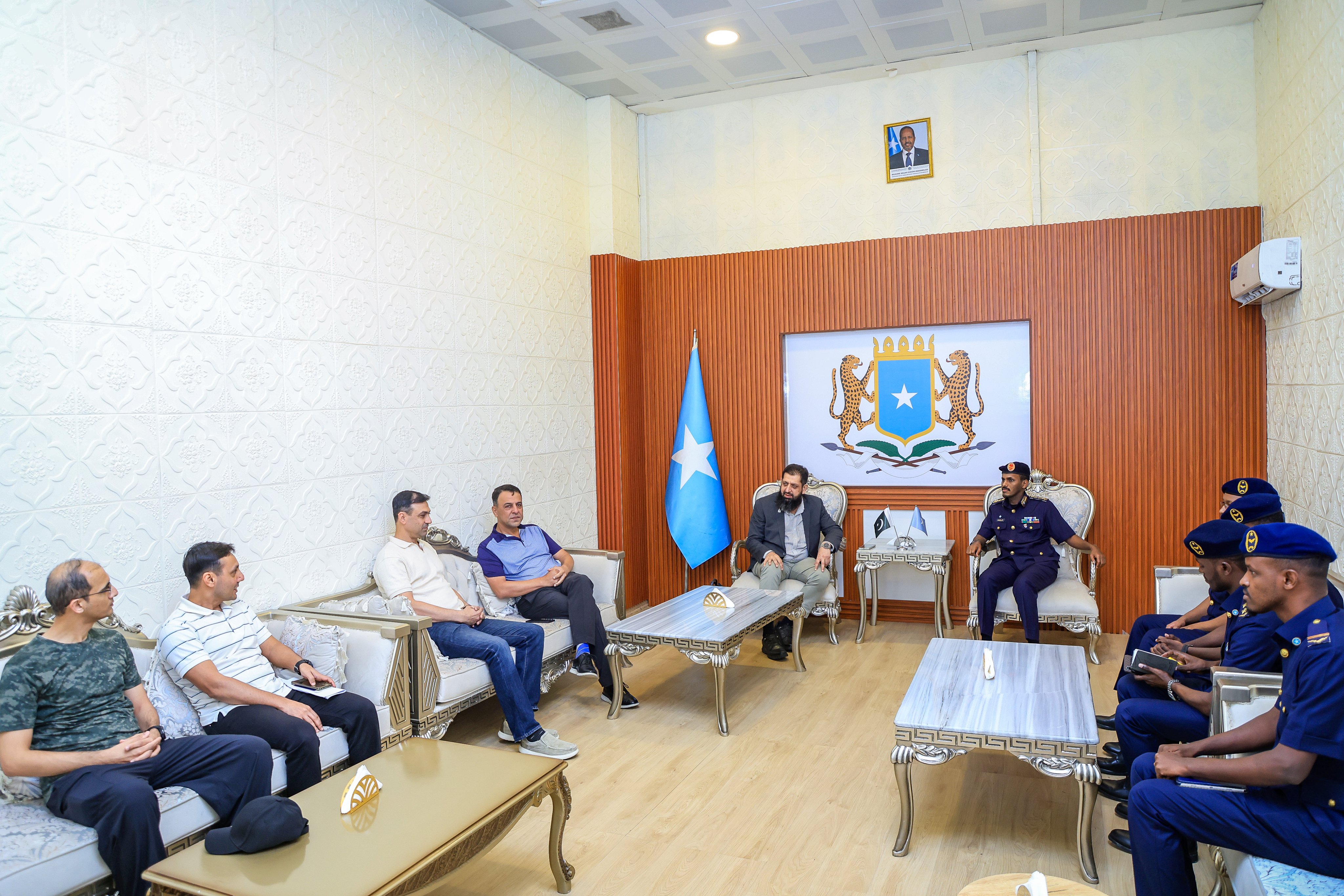 Somali Air Force Commander Welcomes Pakistani Air Force Delegation in Mogadishu