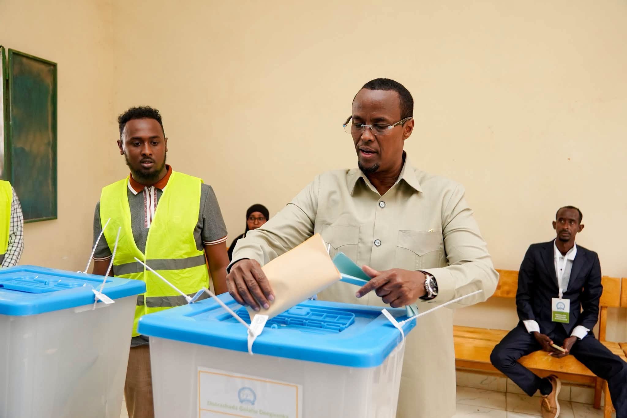 Hirshabelle State President Casts Vote as Local Elections Continue