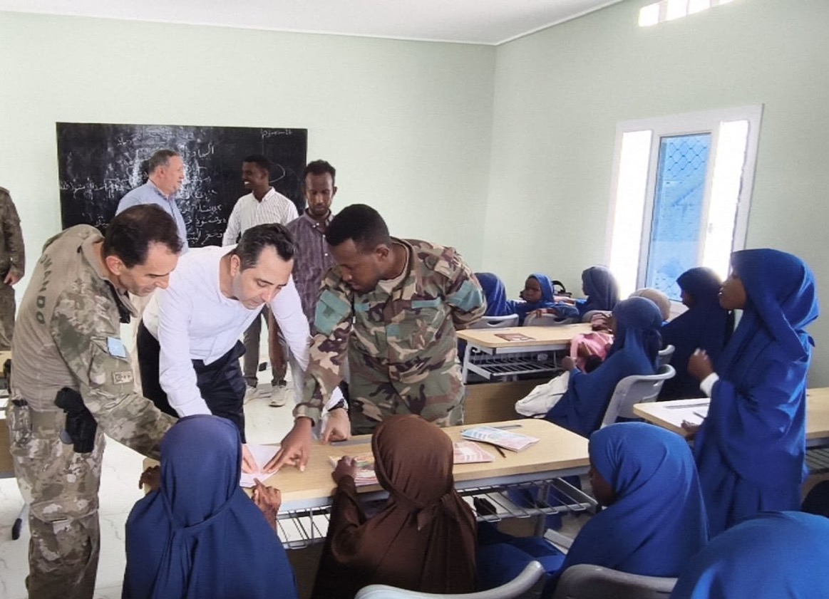 Turkish Delegation Visits Warsheikh, Tours Turkish-Built School and Hospital