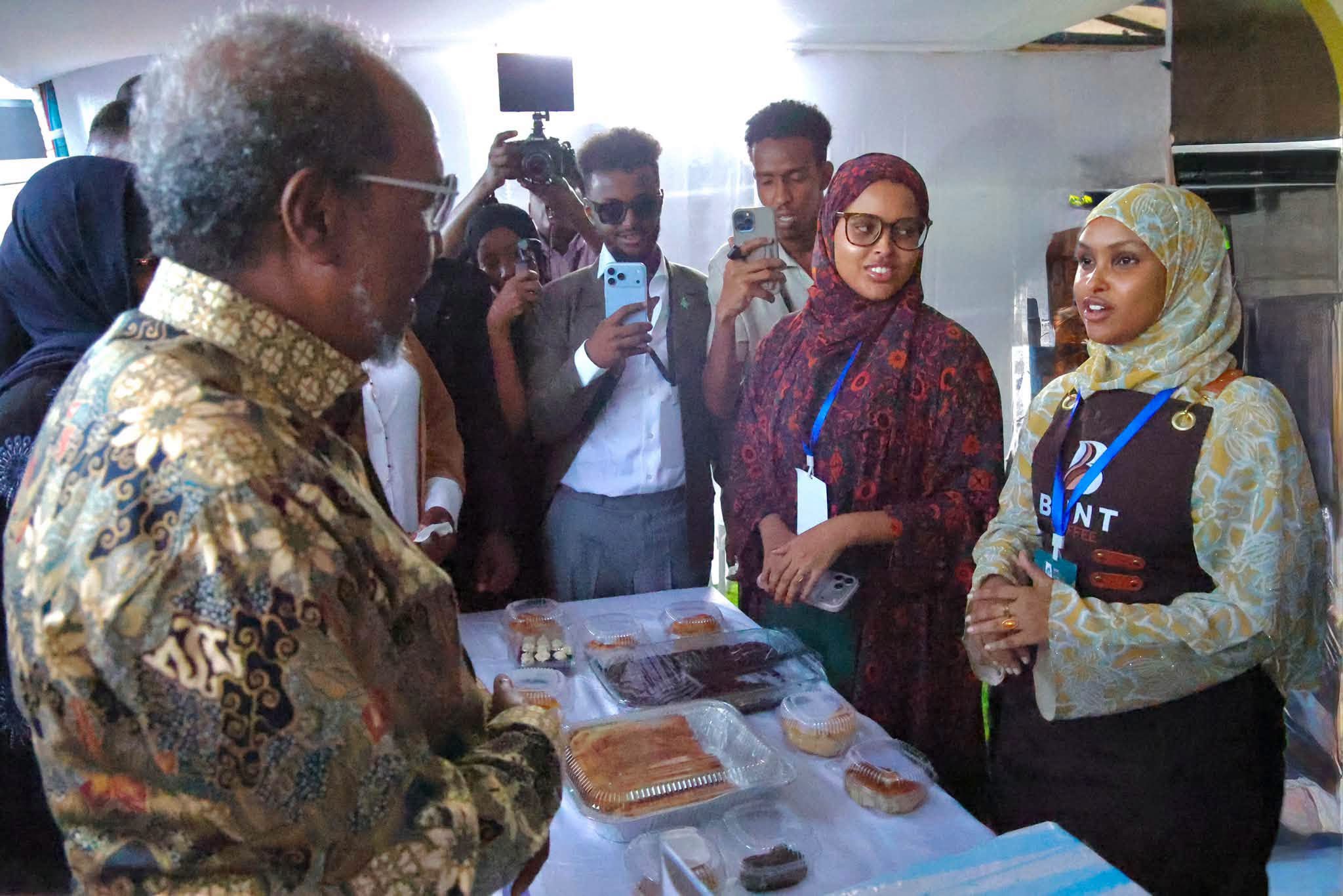 President Hassan Sheikh Explores Som Souk Expo in Mogadishu