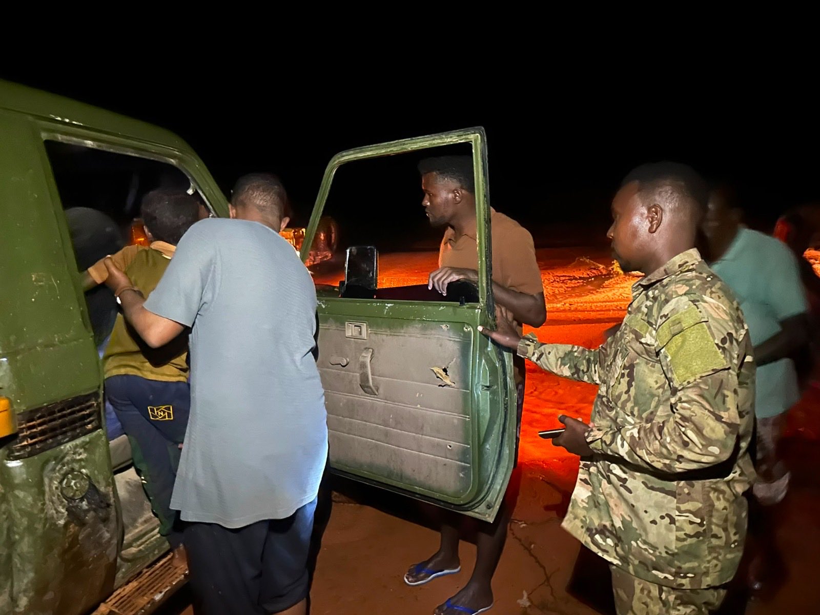 Somali National Army Provides Relief to Families Affected by Rains in Xarardheere