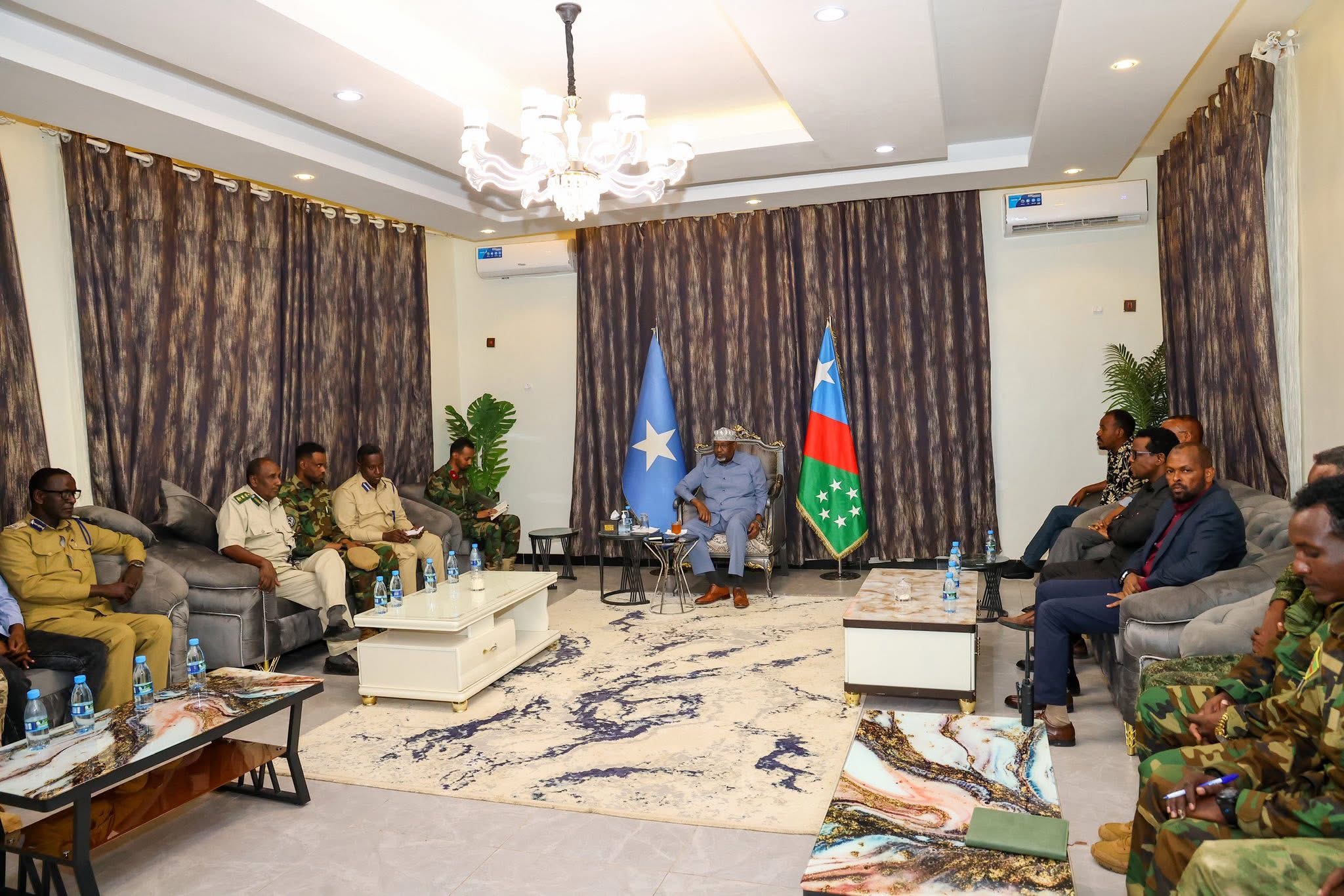 Hoggaamiye Aadan Madoobe oo shir-guddoomiyay kulan looga hadlayay adkeynta amniga deegaannada K/Galbeed