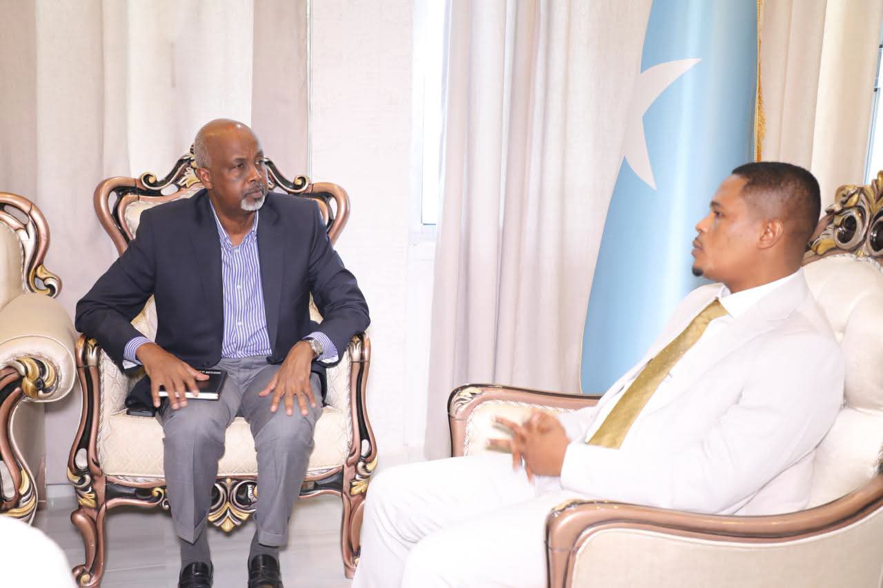 Wasiirka Warfaafinta oo qaabilay Guddoomiyaha Ururada bulshada rayidka