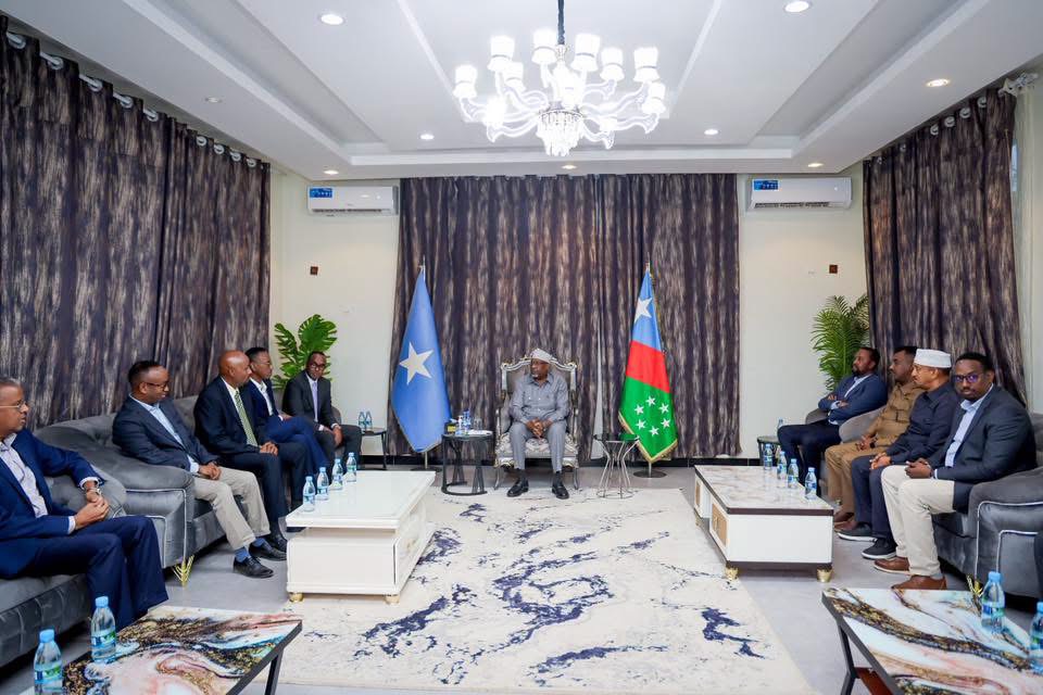 Hoggaamiyaha K/Galbeed oo xafiiskiisa ku qaabilay madaxda Hay'adda SoDMA