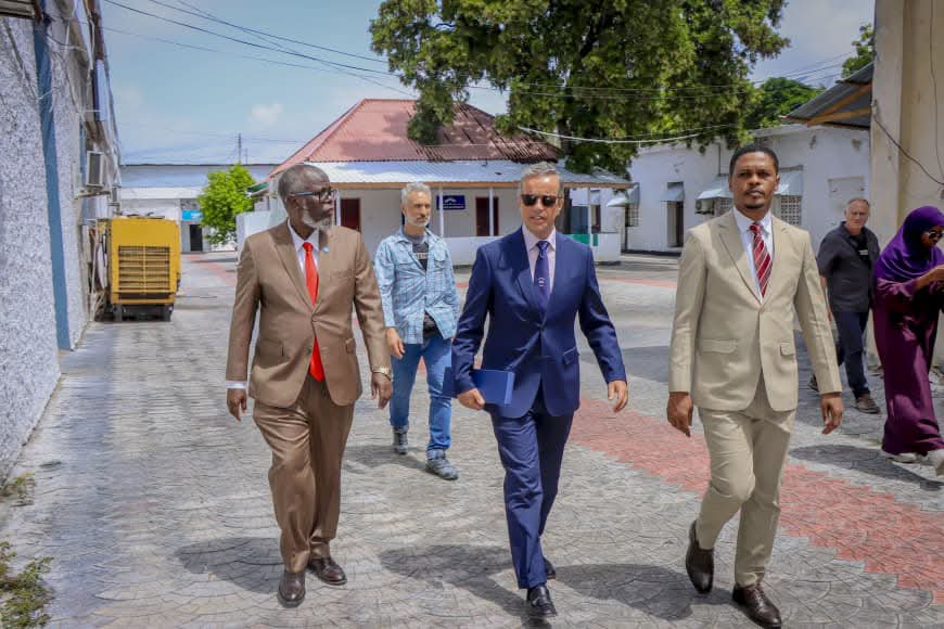 Wasiirka Warfaafinta oo Wasaaradda ku soo dhoweeyey Danjiraha Talyaaniga