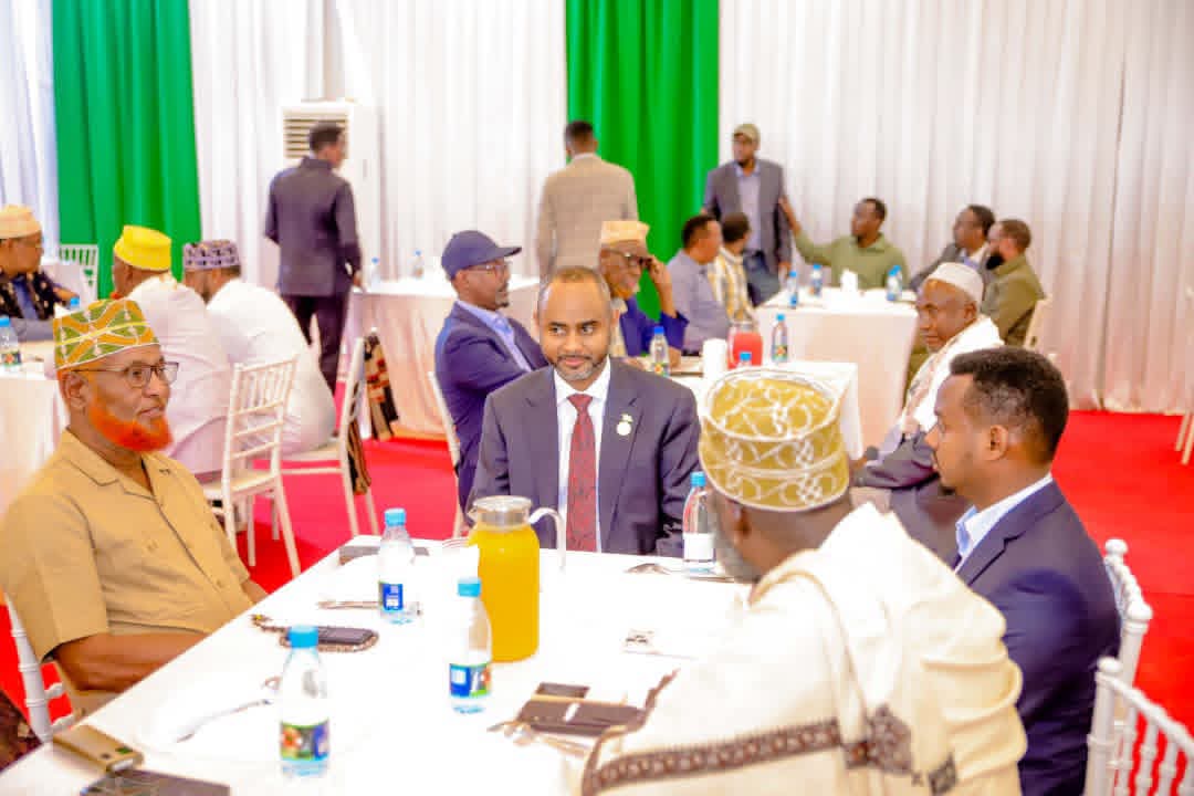 Wasiirka Dekadaha oo Baydhabo kula kulmay Odayaasha dhaqanka