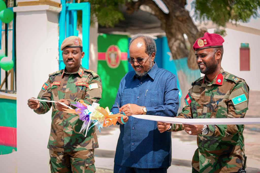 Madaxweyne Xasan Sheekh oo xarigga ka jaray dhismaha cusub ee Taliska Guutada 77-aad