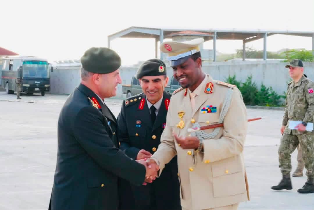 Taliyaha ciidanka Dhulka oo Muqdisho kusoo dhaweeyay dhiggiisa dalka Turkiga