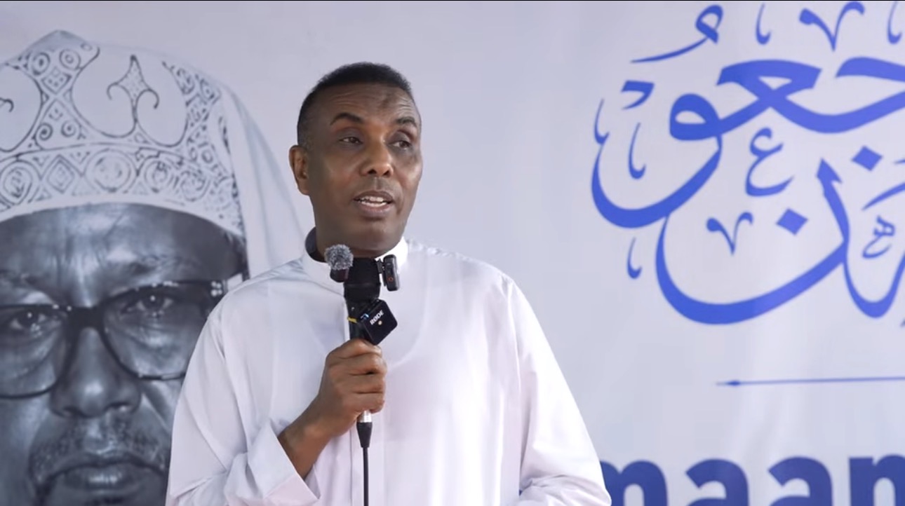 Ra'iisul wasaaraha XFS oo saxiixay buugga tacsida AUN Marxuum Imaam Maxamed Yuusuf Cali
