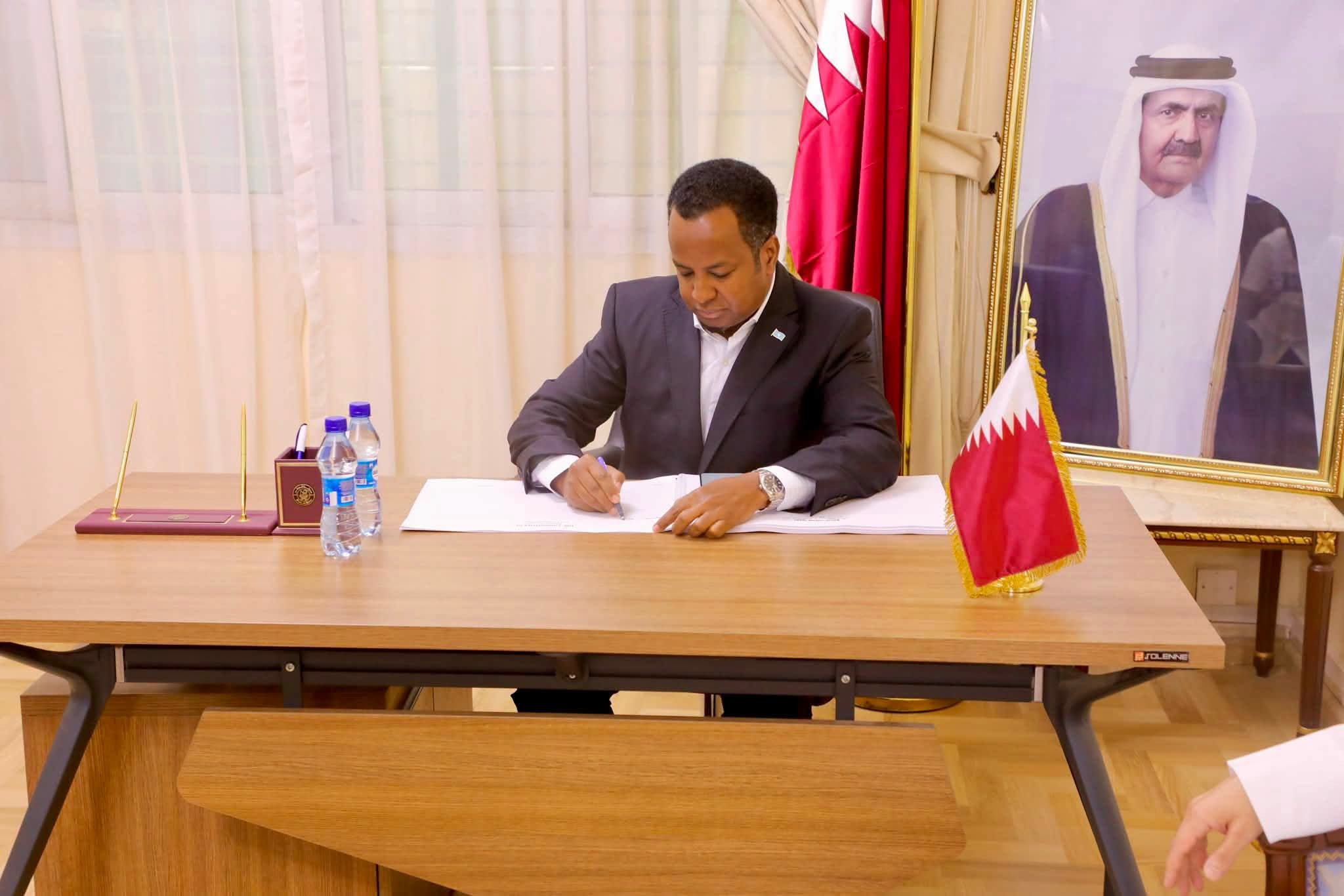 Wasiirka arrimaha dibadda oo saxiixay Buugga tacsida Amiir Xamad Bin Khaliifa