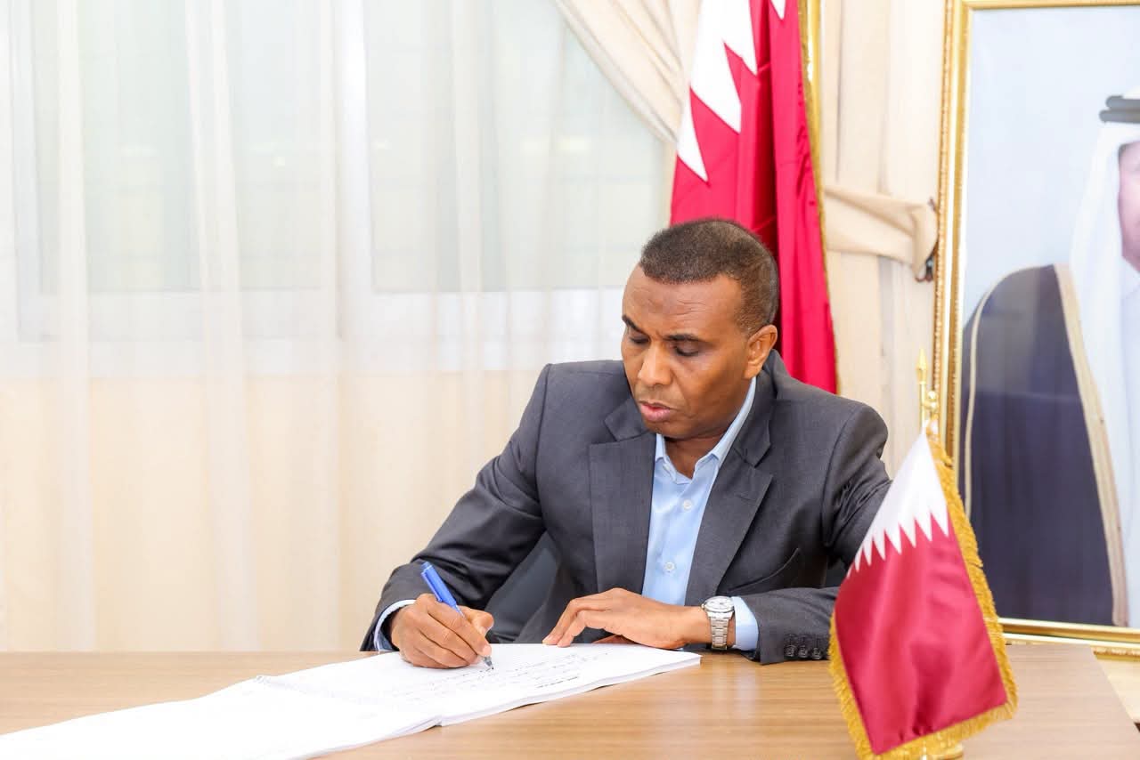 Ra’iisul wasaare Xamse oo saxiixay Buugga tacsida Amiirkii hore ee Qatar
