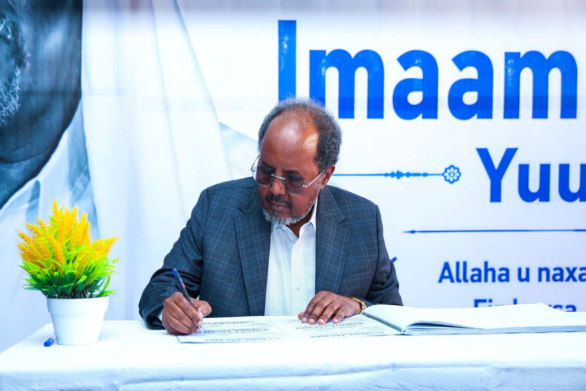 Madaxweyne Xasan Sheekh oo saxiixay Buugga tacsida Imaam Maxamed Yuusuf