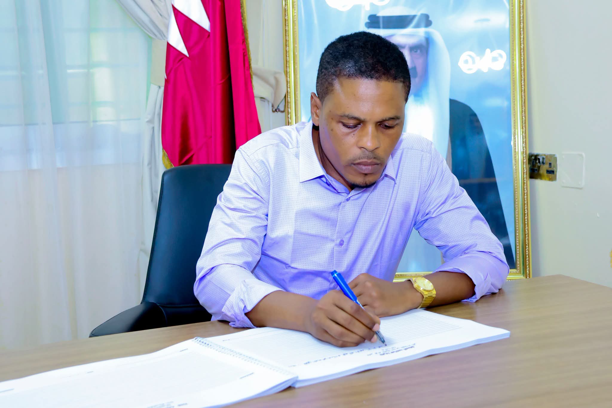 Wasiirka Warfaafinta oo saxiixay Buugga tacsida Amiirkii hore ee Qatar