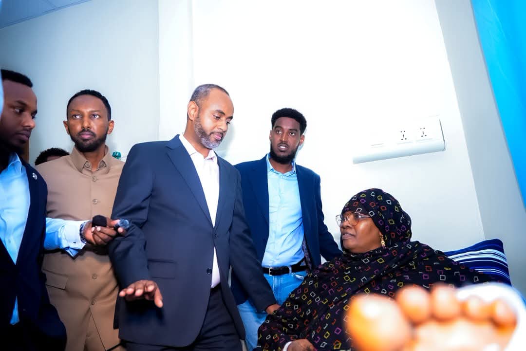 Wasiirka Dekadaha oo Isbitaalka ku booqday Xildhibaan Dahabo Suusow