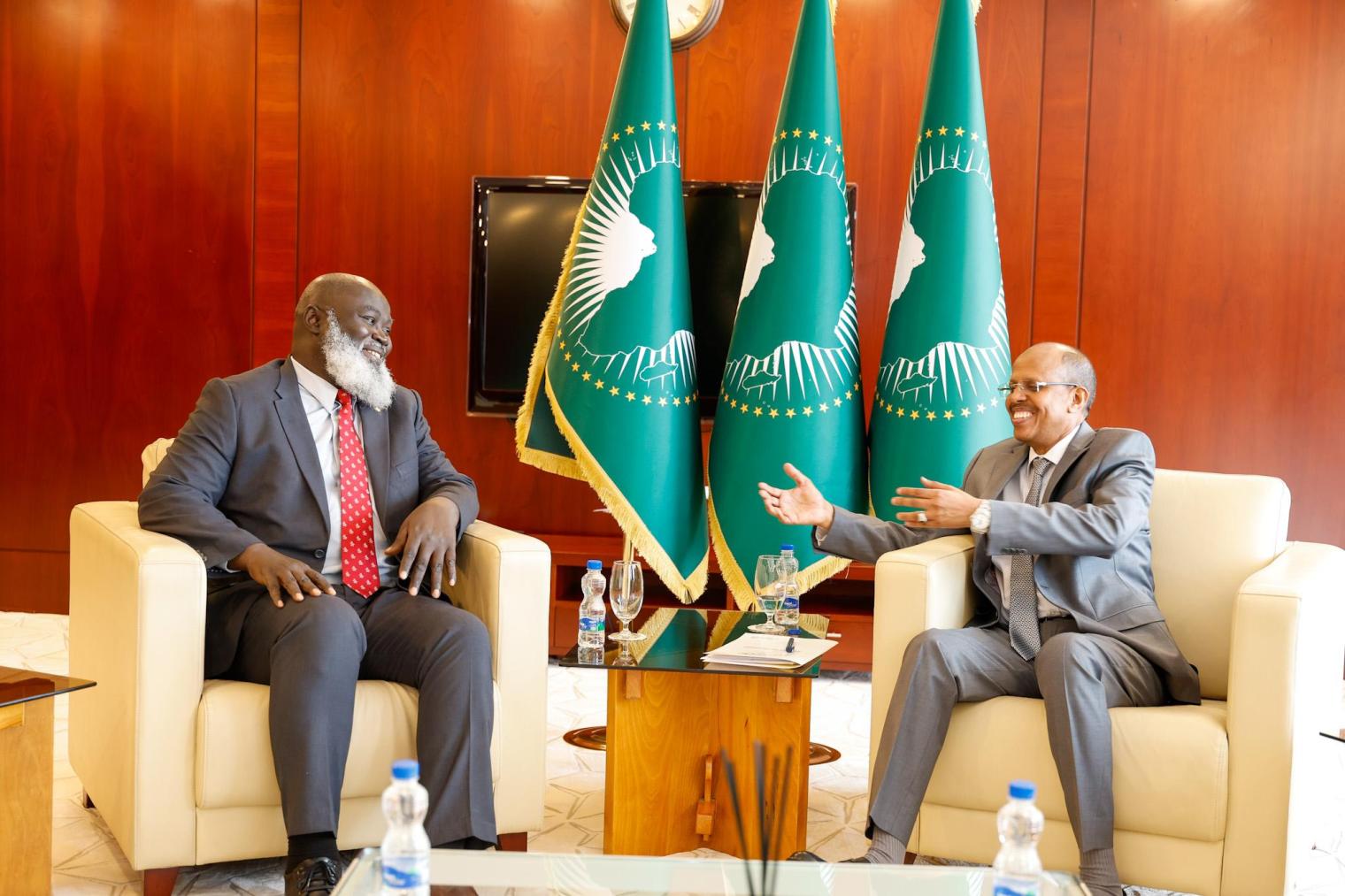 Guddoomiyaha Midowga Afrika iyo Wakiilka Gaarka ah ee Midowga Afrika ee Soomaaliya oo Addis Abab kulan ku yeeshay