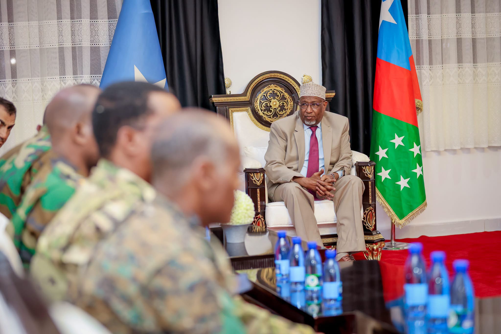 Hoggaamiyaha K/Galbeed oo xafiiskiisa ku qaabilay saraakiil uu hoggaaminayo Taliyaha CXD