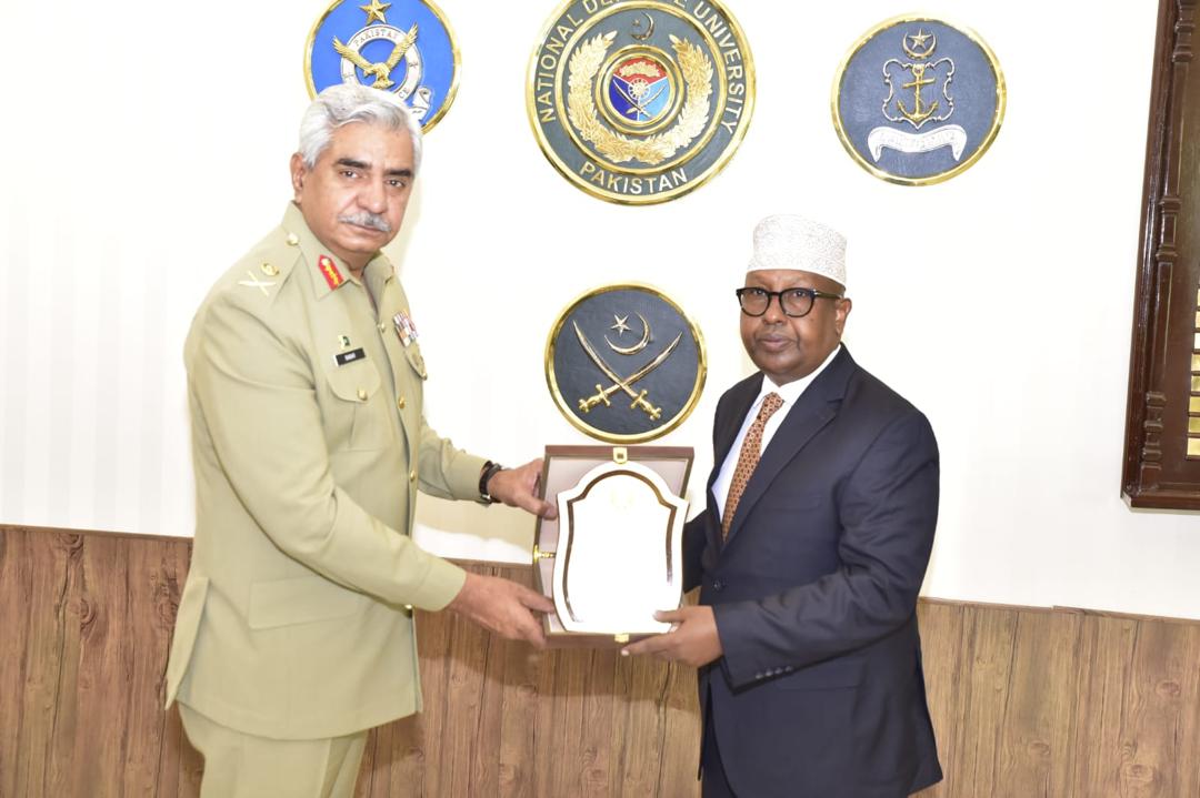 Wasiirka gaashaandhigga oo kormeer ku tagay xarumaha ciidamada Cirka iyo Badda ee daka Pakistan