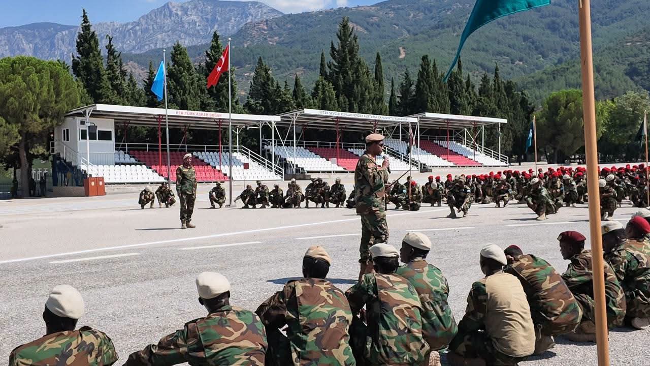 Taliyaha Ciidanka Dhulka ee XDS oo tababar u soo xiray Guutada 21-aad ee Kumaandooska Gorgor.