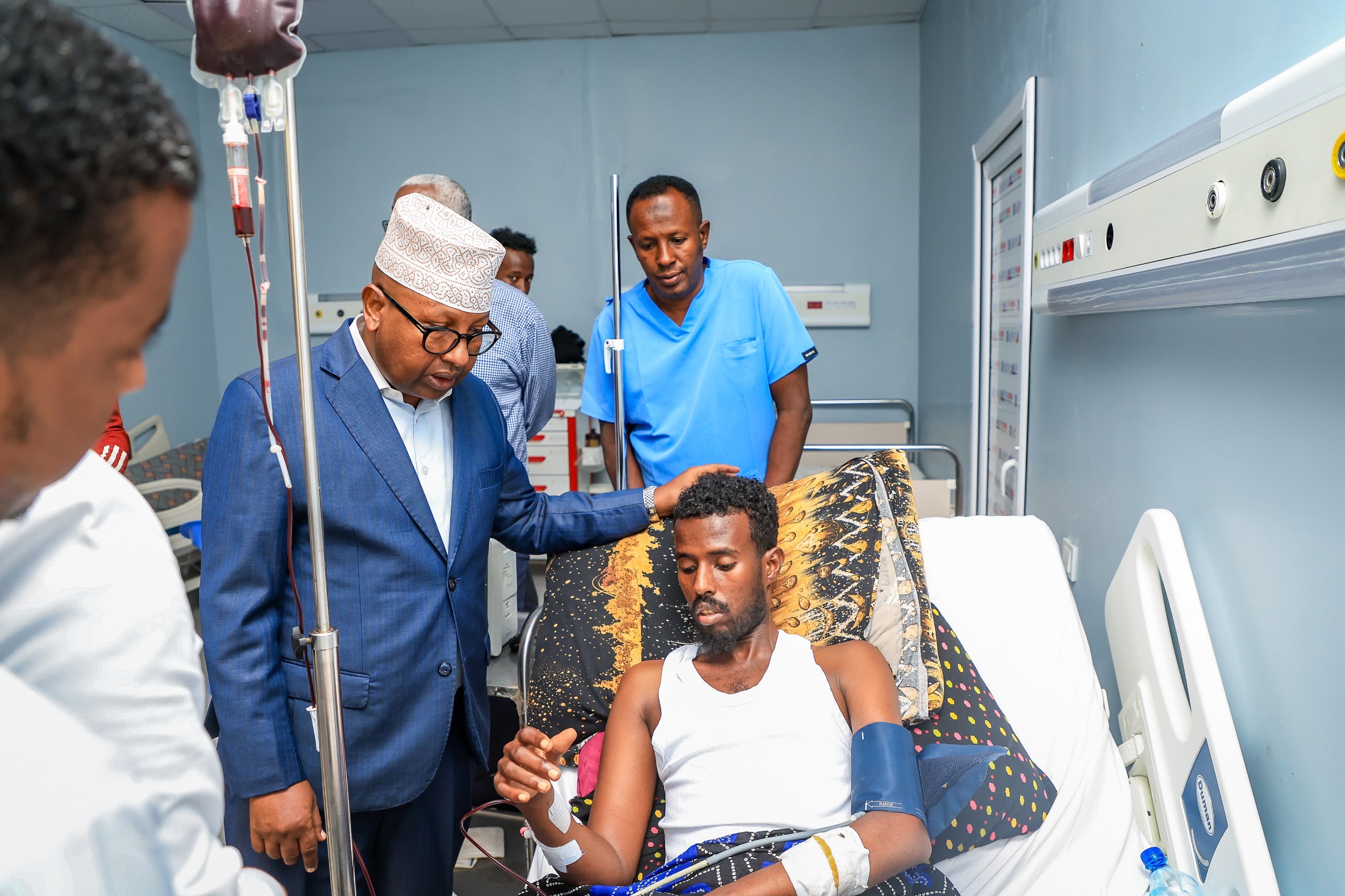 Wasiirka Difaaca XFS oo Cisbitaalka Madiina ku booqday Askar ku soo dhaawacmay weerarkii Gaalkacyo
