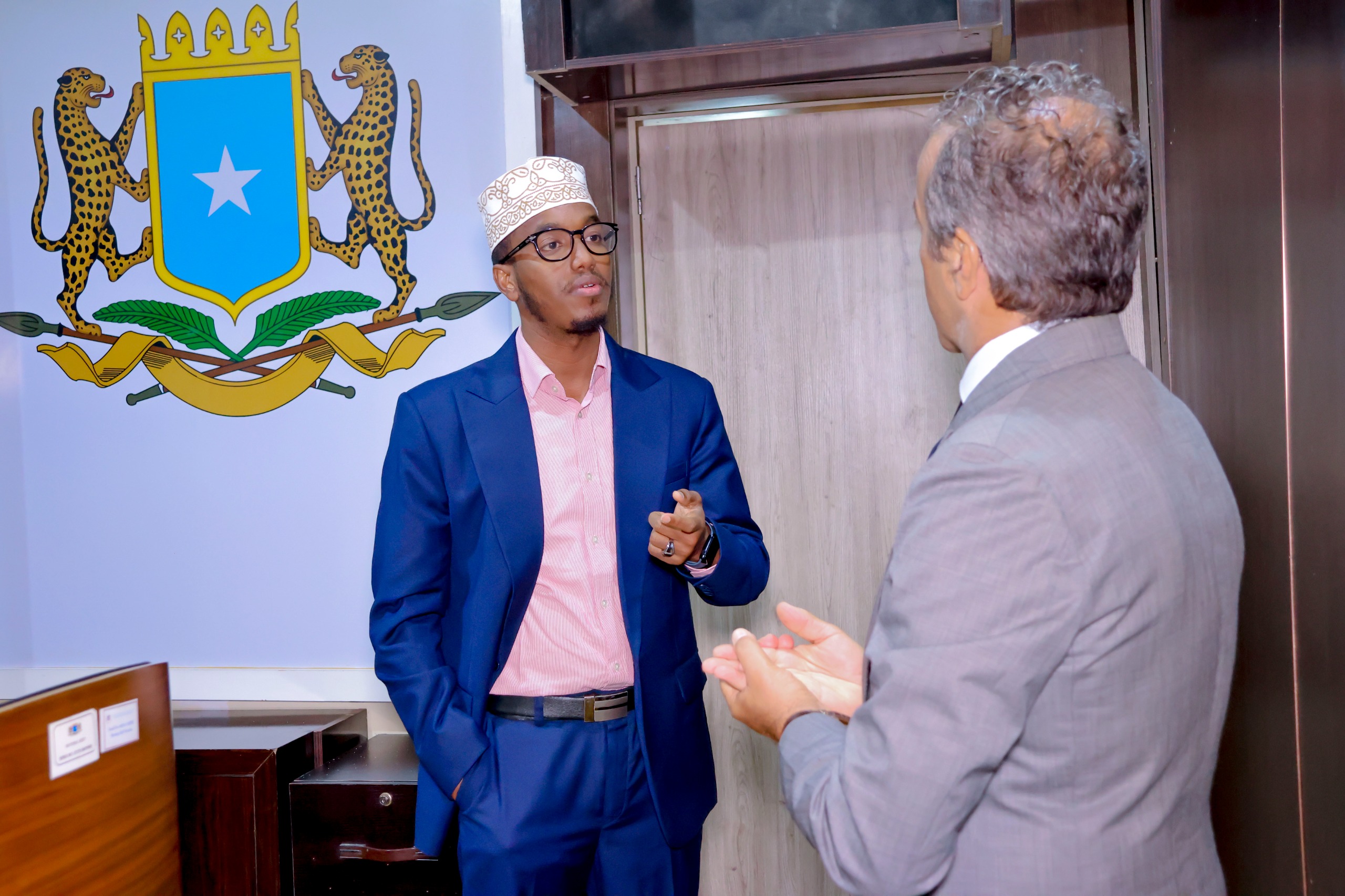 Wasiirka kaluumaysiga ee XFS oo Xafiiskiisa ku qaabilay Safiirka Talyaaniga u fadhiya Muqdisho.