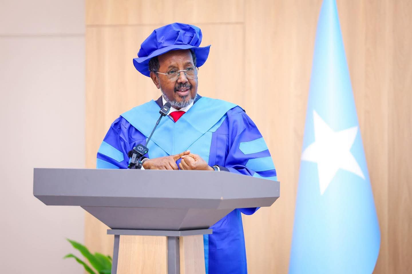 Madaxweyne Xasan Sheekh oo ka qaybgalay qalinjabinta arday ka baxday machadka daraasaadka Amniga