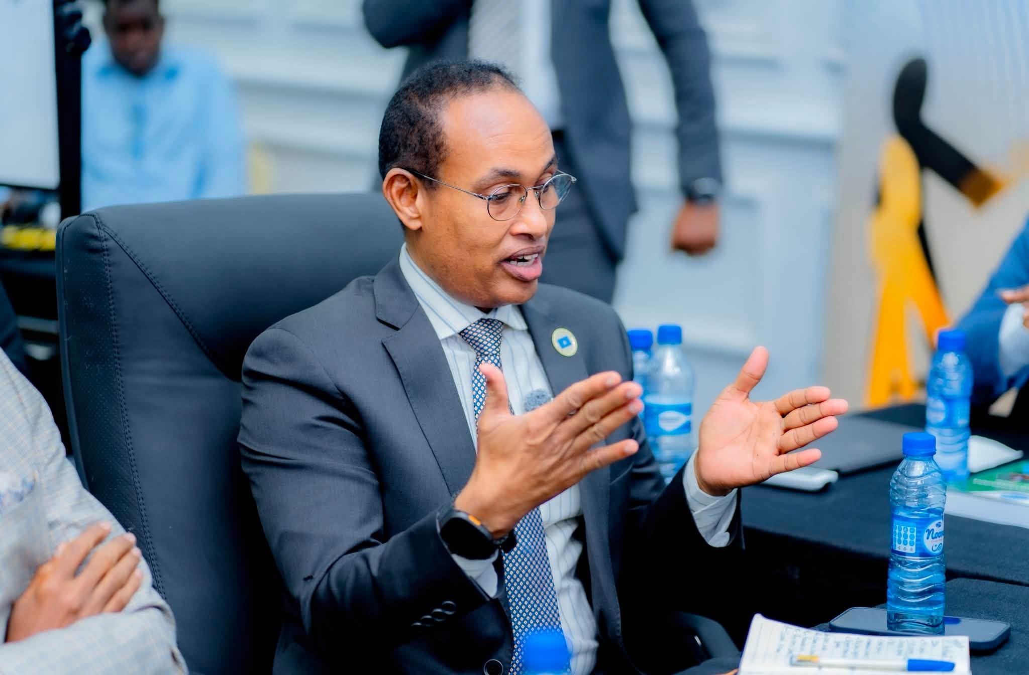 Maareeyaha Guud ee Hay’adda Duulista Rayidka oo Warbixin ka jeediyay kulan Maalgashiga iyo Horumarinta Dhaqaalaha
