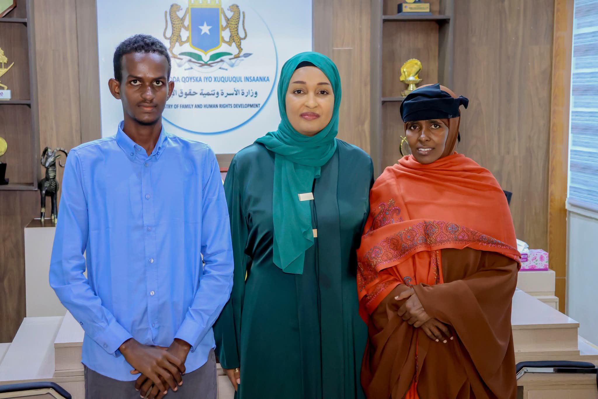 Wasiirka Qoyska oo xafiiskeeda ku qaabishay hooyada dhashay ardaygii kaalinta 1-aad ka galay Imtixaanka Dugsiyada Sare.