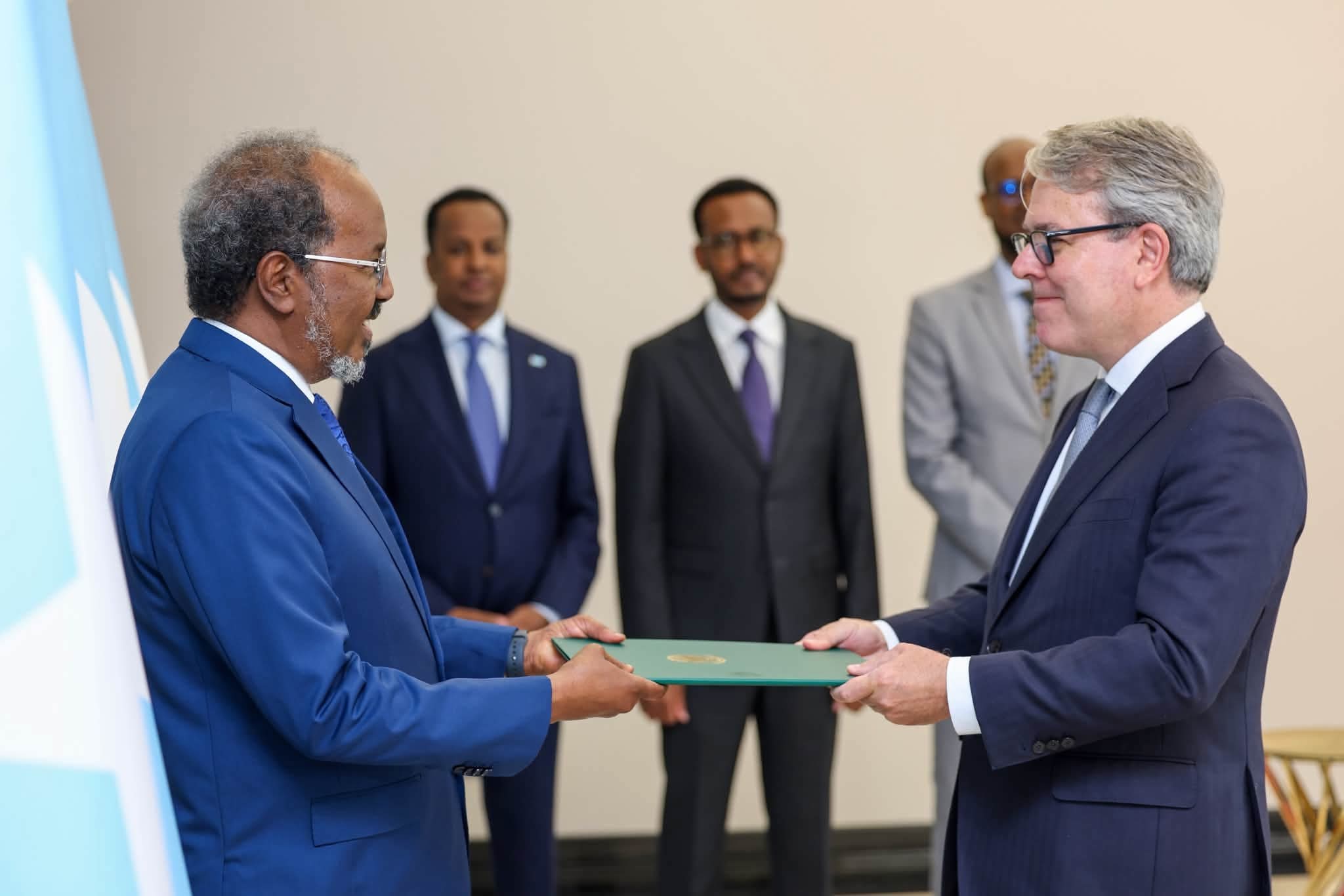 Madaxweyne Xasan Sheekh oo aqoonsoga ka guddoomay danjirayaal cusub