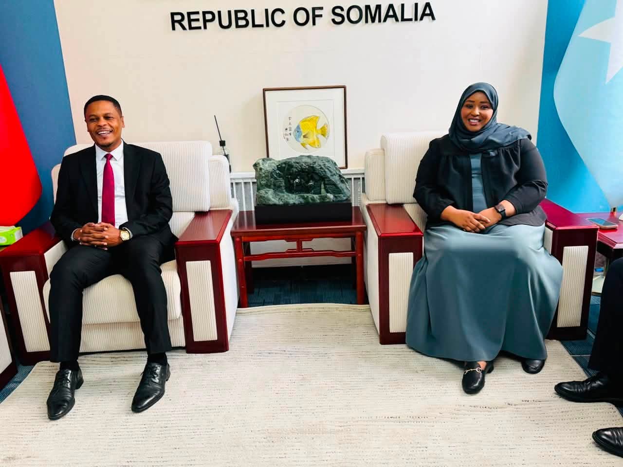 Wasiirka Warfaafinta XFS  oo Booqasho Rasmi ah ku tagay Xarunta Safaaradda Soomaaliya ee Dalka Shiinaha