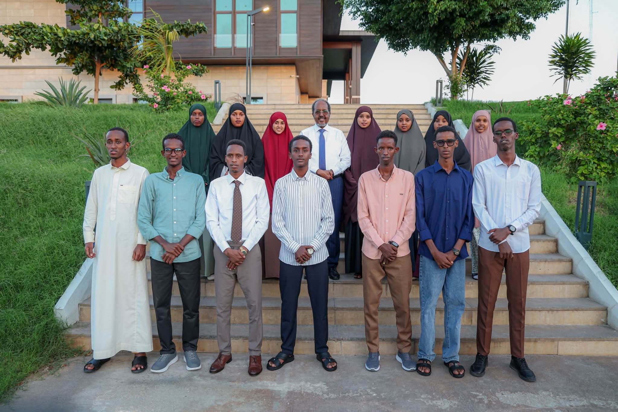 Madaxweynaha JFS oo kulan dhiirrigelin ah la qaatay ardayda kaalmaha hore ka galay imtixaanka fasalka 12-aad.