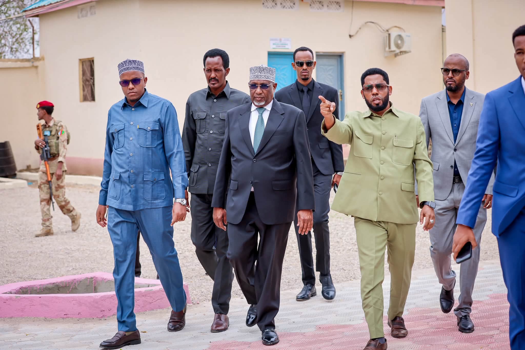 HOGGAAMIYAHA KOONFUR GALBEED OO BOOQASHO SHAQO KU TAGAY XARUNTA WASAARADDA WARFAAFINTA