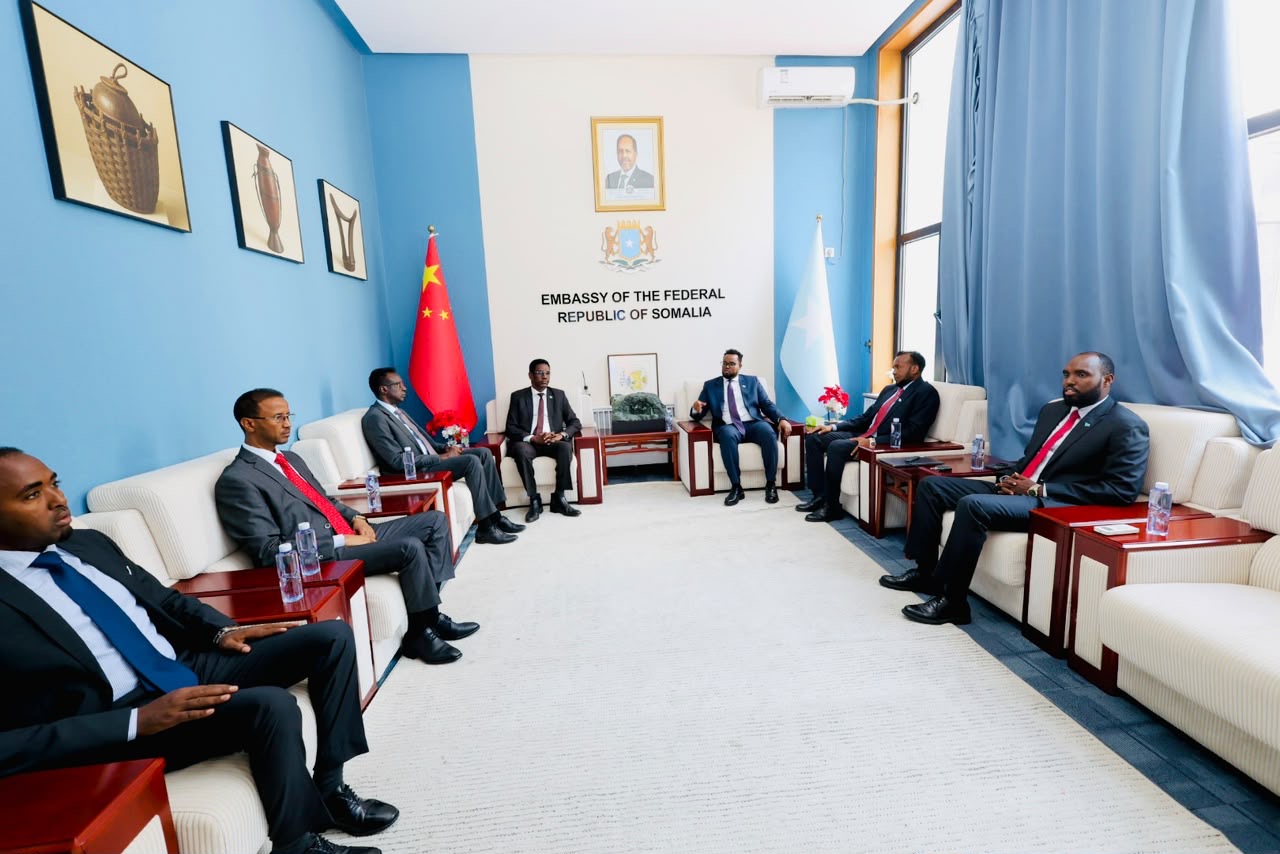 Wasiirka Amniga Gudaha XFS oo booqasho ku tegay safaaradda JFS ee magaalada Beejiin