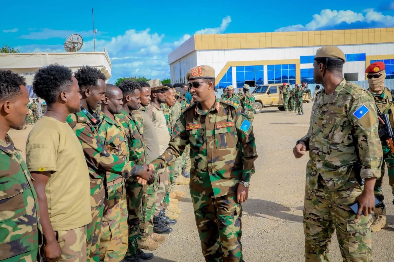 Taliyaha Ciidanka Dhulka XDS oo booqasho dhiirrigelin ah ugu tagay Ciidamada ku sugan magaalada Baydhabo
