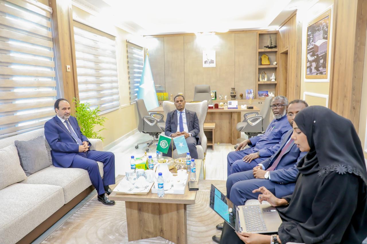 WASIIRKA WARFAAFINTA XFS OO XAFIISKIISA KU QAABILAY SAFIIRKA JAAMACADDA CARABTA EE SOOMAALIYA